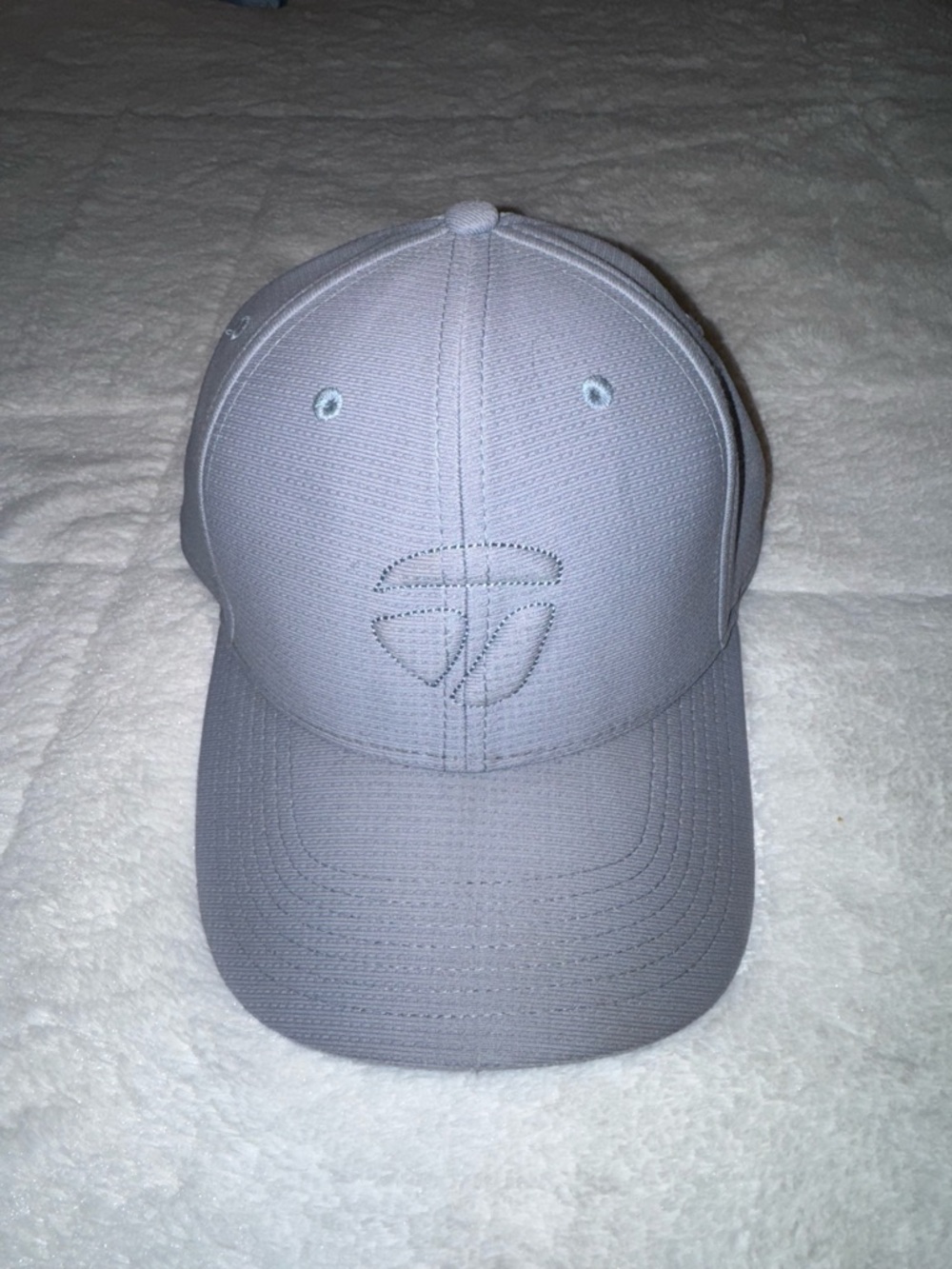 TaylorMade Men’s Light Gray/Silver Performance Golf Hat